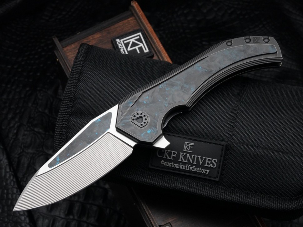 CKF/Wullumsen Gozer (M398 62,5HRC, blue CF, Ti)