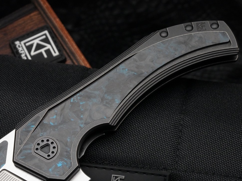 CKF/Wullumsen Gozer (M398 62,5HRC, blue CF, Ti)