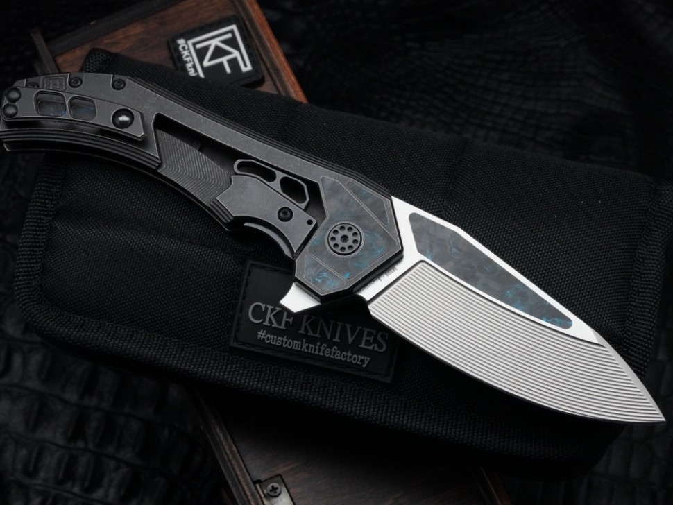 CKF/Wullumsen Gozer (M398 62,5HRC, blue CF, Ti)