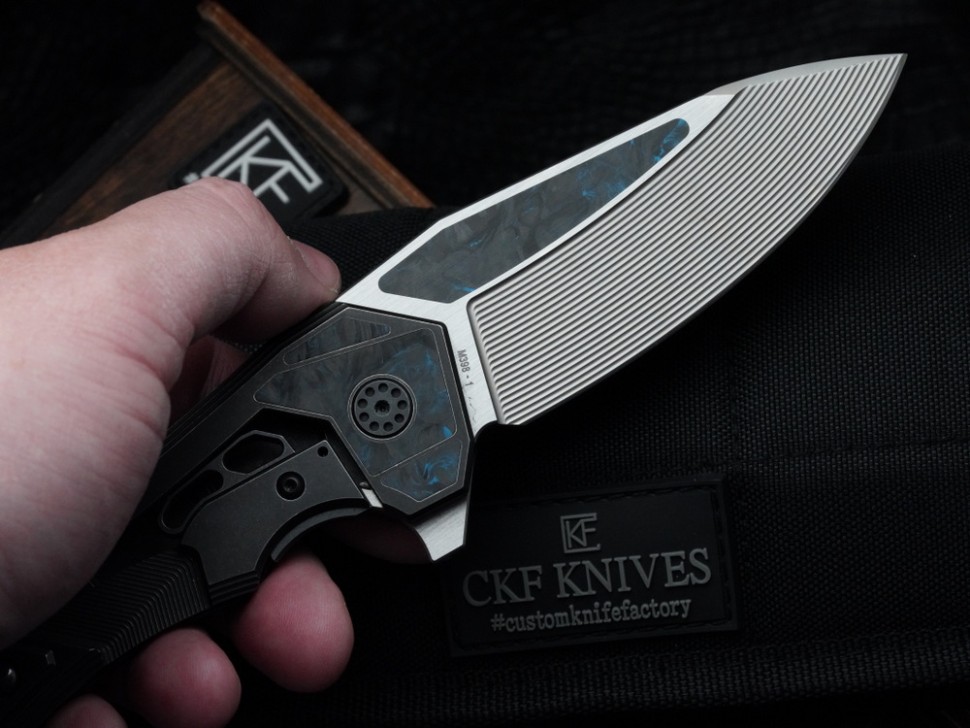 CKF/Wullumsen Gozer (M398 62,5HRC, blue CF, Ti)