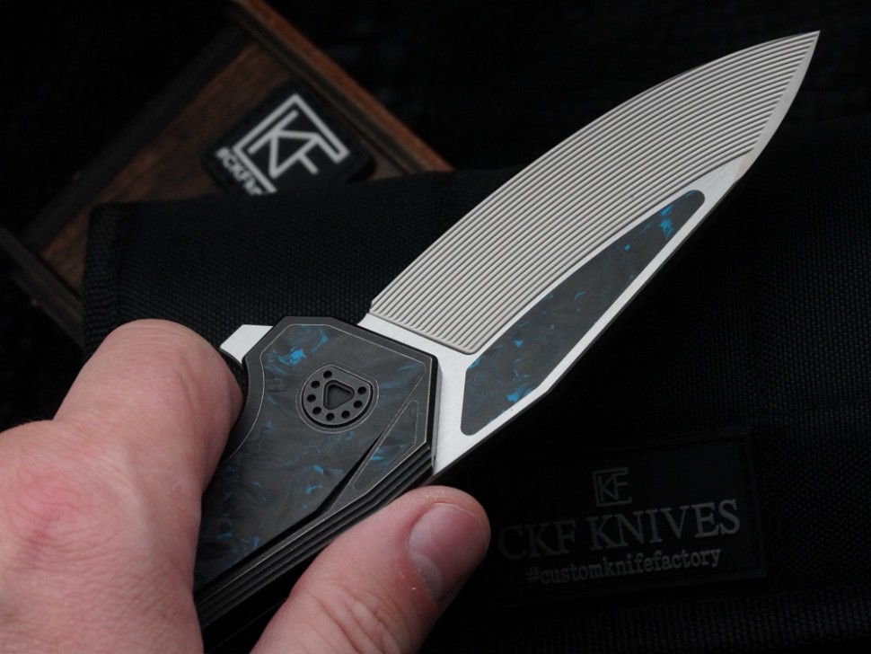 CKF/Wullumsen Gozer (M398 62,5HRC, blue CF, Ti)