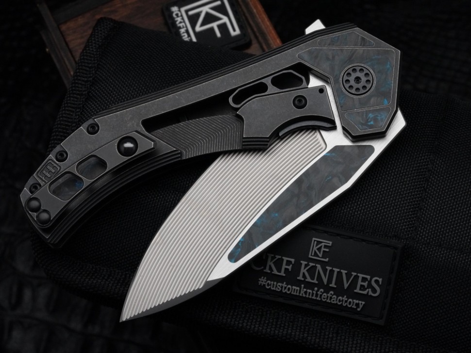 CKF/Wullumsen Gozer (M398 62,5HRC, blue CF, Ti)