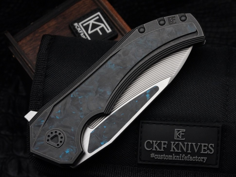 CKF/Wullumsen Gozer (M398 62,5HRC, blue CF, Ti)