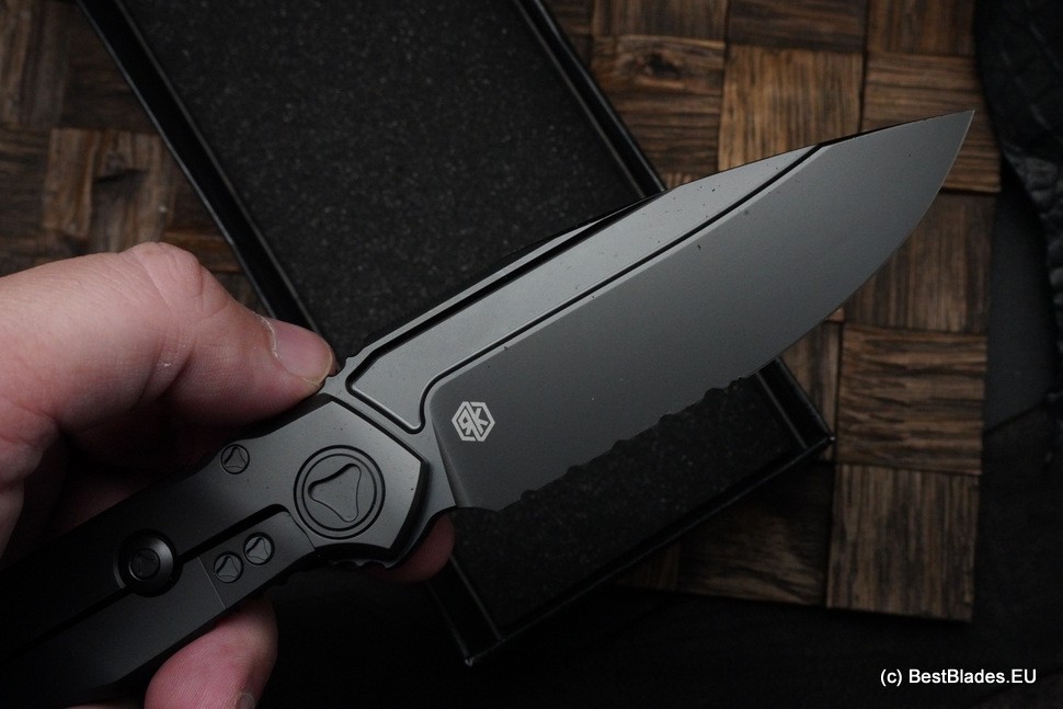 Microtech ANAX Titanium DLC Drop Point M390 Partial Serrated & Carbon Fiber Inlay 190C-2DLCTCFITI