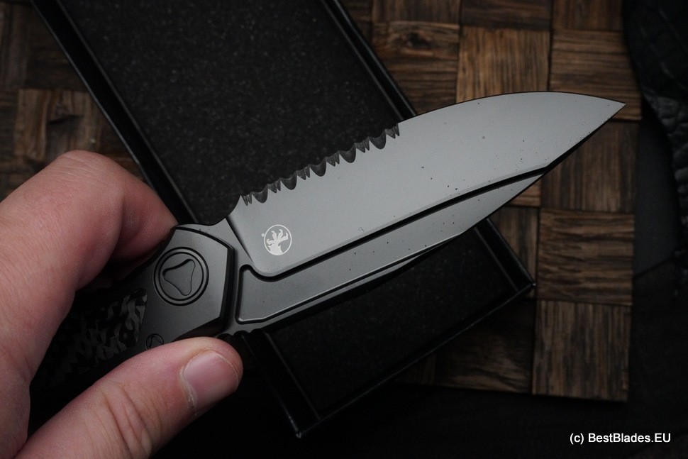 Microtech ANAX Titanium DLC Drop Point M390 Partial Serrated & Carbon Fiber Inlay 190C-2DLCTCFITI